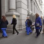 Empleados desalojados vuelven al edificio.