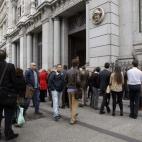 Empleados desalojados vuelven al edificio.