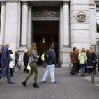 Empleados desalojados vuelven al edificio.
