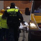 Los equipos de emergencia evacuan a los heridos.