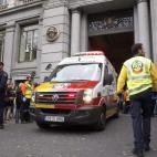 Los equipos de emergencia evacuan a los heridos.