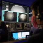 Miembros de la NASA controlando el amartizaje.