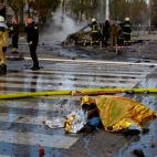El cuerpo de una persona muerta en el ataque de esta ma&ntilde;ana, esperando al levantamiento oficial, en Kiev.
