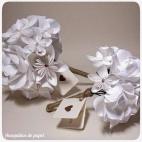 Material necesario: — 5 cuadrados de papel de 10 x 10 — Pegamento — Alambre para tallo