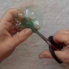 Elaboración: Corta la base de la botella con el cutter o la tijera y recorta la base del exterior al centro. Continuar como se explica en el blog
