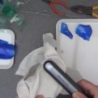 Elaboración: Cortar las perchas de aluminio para hacer los tallos de las flores con los alicantes. Cortar la botella de plástico azul en trozo irregulares, tal y como se muestra enl blog