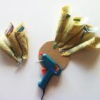 Elaboración: Utiliza el CD como base para trazar una circunferencia sobre el cartón y luego procede a recordarlo. Después corta las hojas de papel y divídelas en 4 partes iguales. Con una guía de teléfono esas partes serían de 11 x 15 cm...