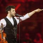 El representante de Suiza, Sebalter, interpreta su tema 'Hunter of Stars' en una gala previa al festival de Eurovisión 2014, que se celebrará en Copenhague (Dinamarca) el sábado 10 de mayo de 2014.