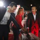 La candidata del PSOE, Elena Valenciano, junto al líder del PSOE, Alfredo Pérez Rubalcaba, y el secretario general del PSM, Tomás Gómez, en un acto en el barrio de Villaverde (Madrid).