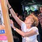 La líder de UPyD, Rosa Díez, y el candidato del partido, Francisco Sosa Wagner, en el acto en la Puerta de Alcalá, en Madrid.