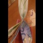 Elaboración: Seguramente nadie haría este ramo para su casa, pero es bastante divertido prepararlo como regalo de boda. El método es sencillo, sólo hace falta doblar. En esta web puedes ver cómo se hace.