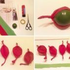Elaboración: Recortar cinco trozos de papel rojo de 10x15 centímetros. Enrollar cada uno de los trozos alrededor de la pelota como si fuese un caramelo y después separarlos con cuidado. Después hacer los estambres de la flores con tiras de ...