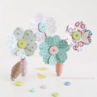 Material necesario: — Un troquelador para hacer los corazones o, en su defecto, unas tijeras de toda la vida y una plantilla de corazón. — Botones de Colores — Papeles decorados o cartulinas — Pegamento — Alambre fino — Carr...