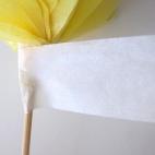 Elaboración: Comienza por recortar un pedazo de 8 cm de papel crepé plegado. Después haz un corte a lo largo de los extremos. Continúa el proceso como se explica en la web Nuestro Mundo Creativo.