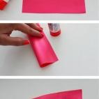 Elaboración: Recorta una tira de papel de 8 centímetro aproximadamente. Dobla para unir los extremos de la tira creando un arco pero sin marcar el pliegue. Pegar los extremos con la barra (tal como se ve en la imagen). Con las tijeras haz co...