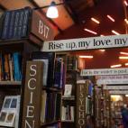 Dirección: Alnwick Station, Wagon Way Road, Alnwick NE66 2NP Barter Books traslada al lector a una antigua estación de trenes construida a finales del siglo XIX. En 1991 Barter Books la convirtió en una impresionante librería donde pueden in...