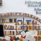 Dirección: Oia, Santorini, T.K. 84702 Con el aumento de las grandes cadenas de librerías siempre se agradecen las pequeñas e independientes donde recibir un trato más personalizado. Y si es en una idílica isla griega, mejor que mejor. Eso e...