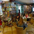 Dirección: Av. México 99 - 1er. Piso, Cuauhtémoc, Condesa, 06140 Para muchos la lectura y el café son inseparables, ya sea por falta de sueño o por placer. Con sus enormes estanterías de pared a pared, sus cómodos sofás y las numerosas p...