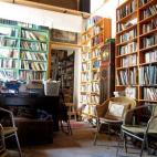 Dirección: Riemannstraße 7, 10961 Regentada por una británica, Another Country es una librería de literatura en inglés de segunda mano que esconde numerosas sorpresas en forma de eventos: lecturas, encuentros sociales, noches de cine… El ...