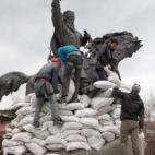 Las autoridades ucranianas blindan sus principales obras de arte en las calles