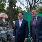 Juanma Moreno, presidente de la Junta, y Juan Espadas, entonces alcalde de Sevilla, inaugurando una exposici&oacute;n en la capital hispalense, en 2019.