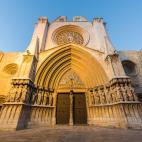 La antigua Tarraco romana posee ahora el título de Patrimonio de la Humanidad, por su importante patrimonio histórico-artístico. Los antiguos yacimientos arqueológicos romanos conviven con edificios medievales, como la Catedral, o edificios ...