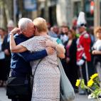 Sobria y emocionada ofrenda floral ante el mosaico de Joan Mir&oacute; en La Rambla.