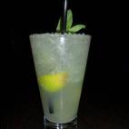 Para este cóctel se necesita cachaça blanca, limones de cáscara fina, azúcar y hielo picado. Aprende cómo prepararlo con esta receta.