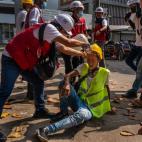 Unos médicos atienden a un manifestante herido en Yangon.