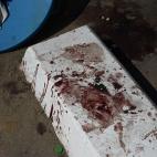 Manchas de sangre en una carretera en Yangon, tras una carga policial.