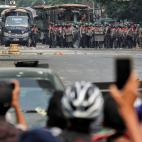Manifestantes contra el golpe en Birmania.