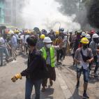 Manifestantes contra el golpe en Birmania.