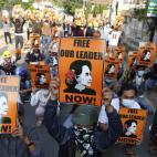 Manifestantes pidiendo el fin del golpe en Naypyidaw.