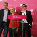Rosa Díez, portavoz de UPyD, junto a David Ortega (i), candidato a la alcaldía de Madrid, y Ramón Marcos (d), candidato a la Comunidad, tras comparecer para comentar los resultados electorales y anunciar que no presentará su candidatura para...