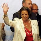 La candidata del PP a la alcaldía de Valencia, Rita Barberá, y el candidato a la presidencia de la Generalitat, Alberto Fabra, tras su comparecencia ante los medios de comunicación tras conocer los resultados electorales.