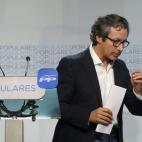 El vicesecretario de Organización y director de campaña de los populares, Carlos Floriano, tras comparecer ante la prensa para valorar los resultados electorales, esta noche en la sede del PP, en Madrid.