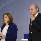 La vicepresidenta del Gobierno, Soraya Sáenz de Santamaría, y el ministro del Interior, Jorge Fernández Díaz (d), tras su comparecencia para ofrecer el escrutinio de las elecciones autonómicas y municipales esta noche en Madrid.