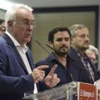 Cayo Lara, coordinador federal de Izquierda Unida, valora los resultados de las elecciones en presencia de Alberto Garzón, candidato de IU a la presidencia del Gobierno.