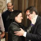 Ramón Marcos (d), candidato de UPyD a la presidencia de la Comunidad de Madrid es consolado por una simpatizantes tras saber que no ha conseguido escaño.