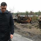 Sánchez, visiblemente afectado por las consecuencias de la guerra en Borodianka.