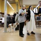 La religiosa sor Lucía Caram conversa con los voluntarios del Instituto Lluís de Peguera de Manresa (Barcelona)