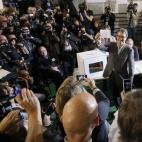 El presidente de la Generalitat, Artur Mas, justo antes de depositar su voto entre mucha expectación.