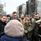 Sánchez, escuchando testimonios en Borodianka.