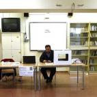 El líder de ERC, Oriol Junqueras, durante su jornada como voluntario en un colegio.