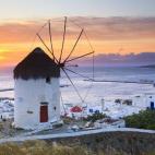 El lugar gay por excelencia del Mediterráneo. Desde todas partes del mundo llegan muchos viajeros atraídos por el glamour y la fiesta. Parte de su encanto se debe a que mantiene ese paisaje blanco griego característico. ¡Excelentes playas y ...