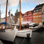 La capital danesa está viviendo un momento de boom turístico, con muchos más visitantes cada año. Motivos no le faltan porque esta ciudad, además de tener preciosos rincones que descubrir, cuenta con uno de los primeros bares de ambiente ga...