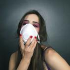 Estás caminando tranquilamente... y, de pronto, se desata una catástrofe. ¿Qué hacer? Si tienes dificultades para respirar, te desabrochas el Emergency Bra (sujetador de emergencia por 29,99 dólares, 23 euros) y te pones una de las copas co...