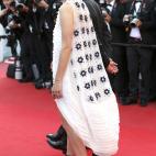 La protagonista de Deux Jours, Une Nuit combinó el diseño estilo funky con unos botines negros de tacón ancho.