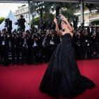 El 'selfie' de Petra Nemcova con los fotógrafos del festival de Cannes. Ojo al detalle del iPhone Chopard.