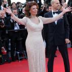 La veterana actriz italiana visitó un diseño de Giorgio Armani durante la presentación de La Voce Umana.